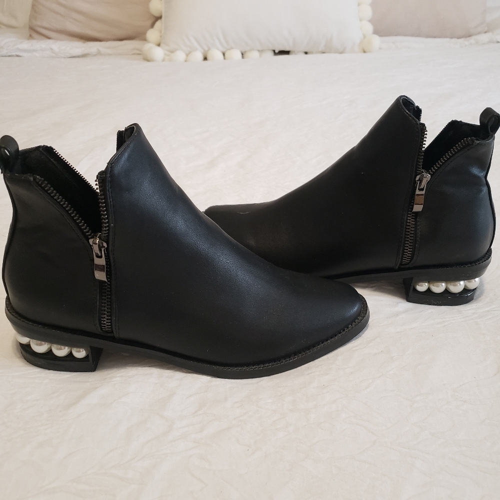 BLACK BOOTIES SIZE 71/2